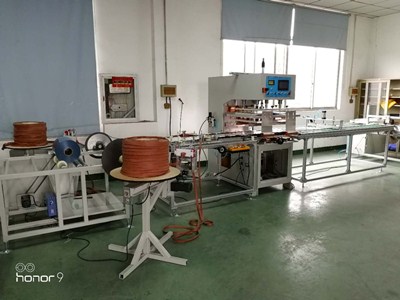 全自動磁吸門簾熱合機(jī)